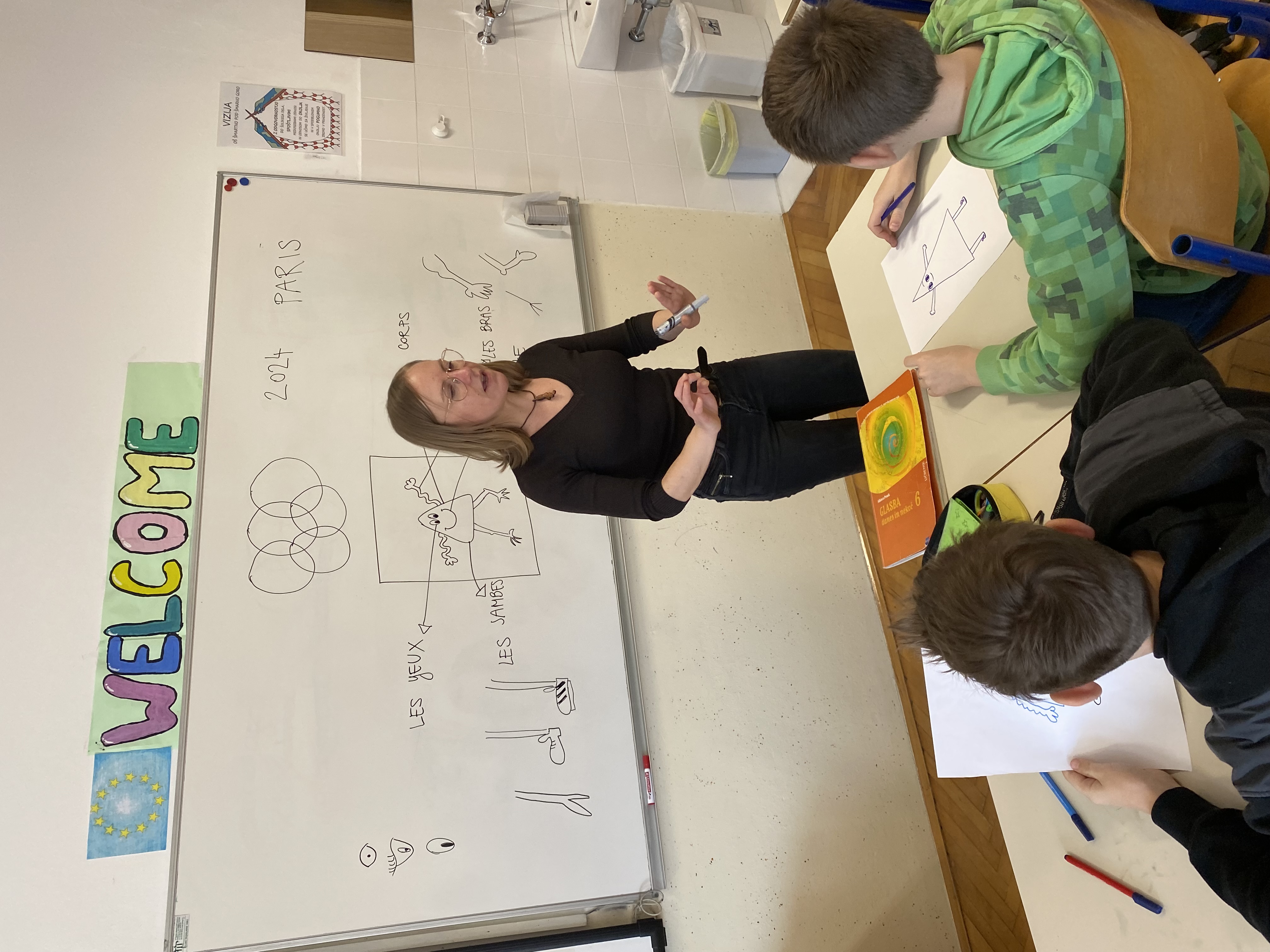Des élèves découvrent le français avec Maša