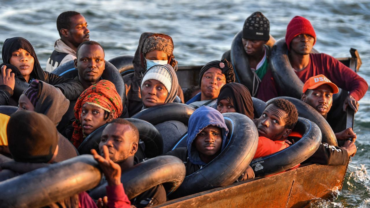 Des migrants embarqués dans un bateau de fortune.